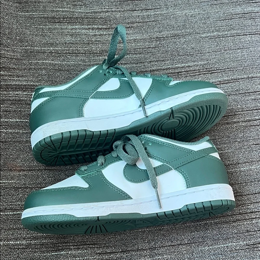 Nike - Picture 2 of 10